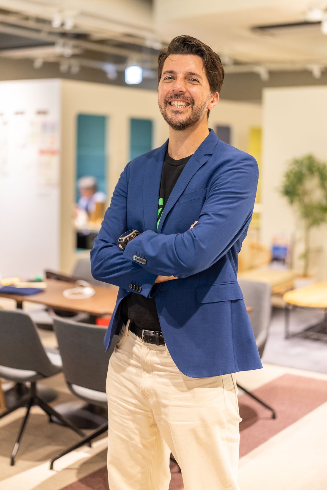 Gustavo Dore de braços cruzados, sorrindo, em um escritório